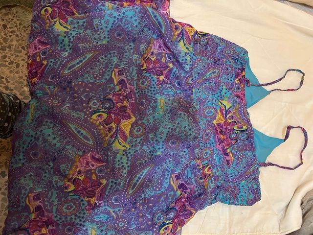 Vestido de verano morado y turquesa