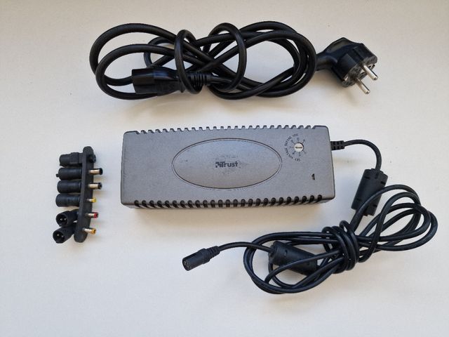 Cargador Trust PW-1300 Universal Portátil (12–20V)