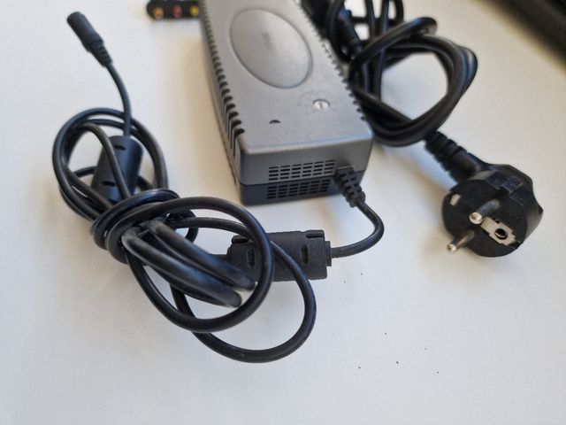 Cargador Trust PW-1300 Universal Portátil (12–20V)