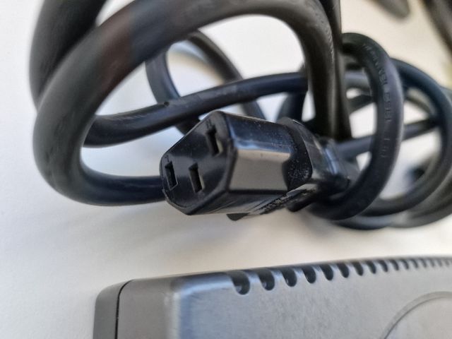 Cargador Trust PW-1300 Universal Portátil (12–20V)