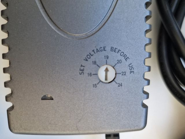 Cargador Trust PW-1300 Universal Portátil (12–20V)