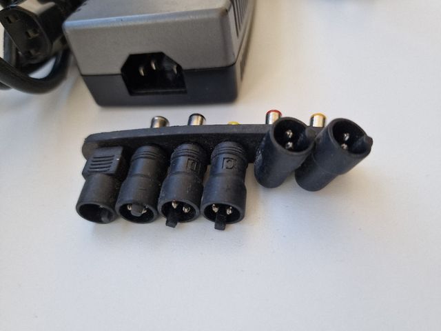 Cargador Trust PW-1300 Universal Portátil (12–20V)