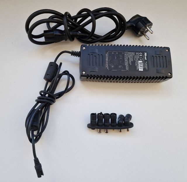 Cargador Trust PW-1300 Universal Portátil (12–20V)