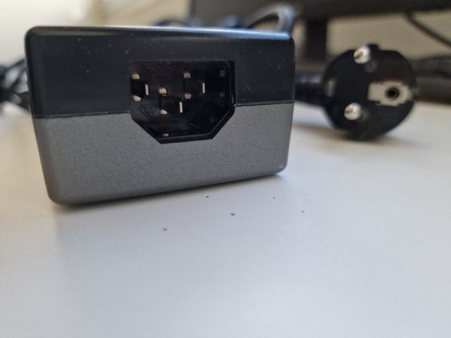 Cargador Trust PW-1300 Universal Portátil (12–20V)