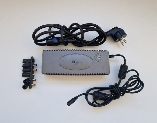 Cargador Trust PW-1300 Universal Portátil (12–20V)