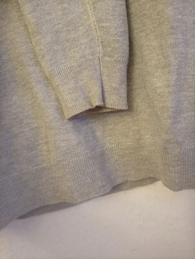 Jersey Guess Mujer Gris Triángulo Logo