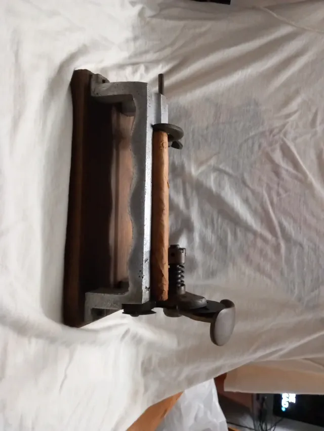 Antigua máquina para cortar puros.