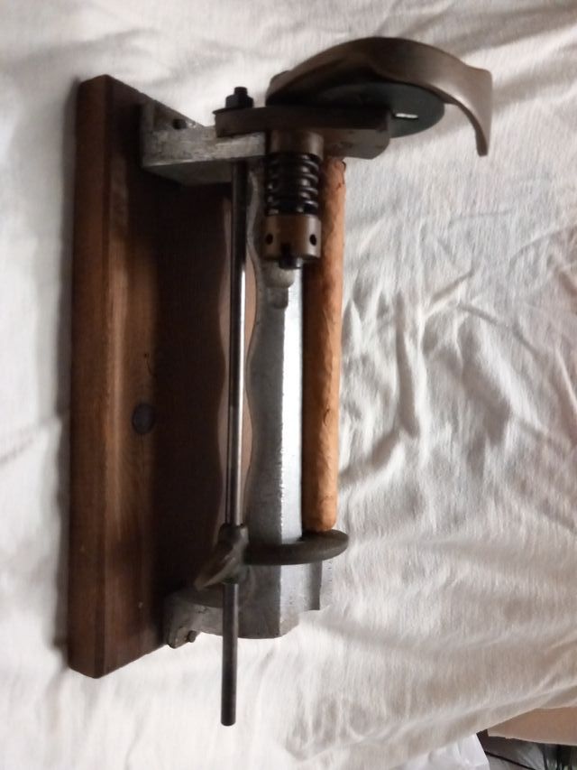 Antigua máquina para cortar puros.