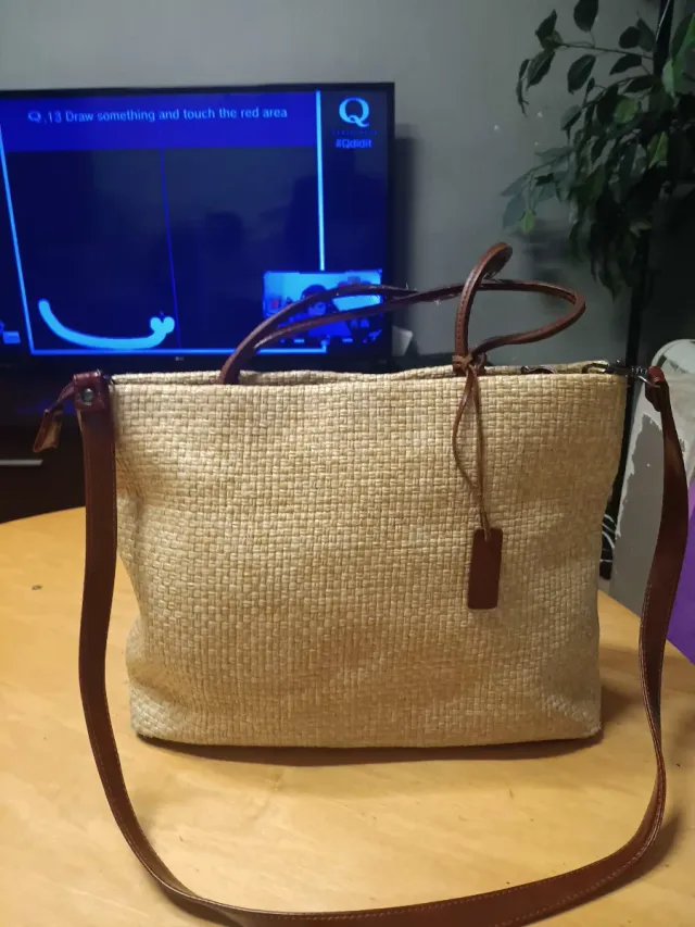 Bolso de paja beige y marrón