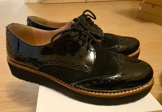 Zapato tipo blucher charol y ante negro