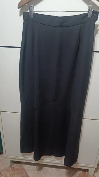 Falda larga negra con cortes en el bajo, de vestir