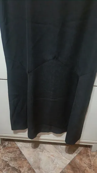 Falda larga negra con cortes en el bajo, de vestir