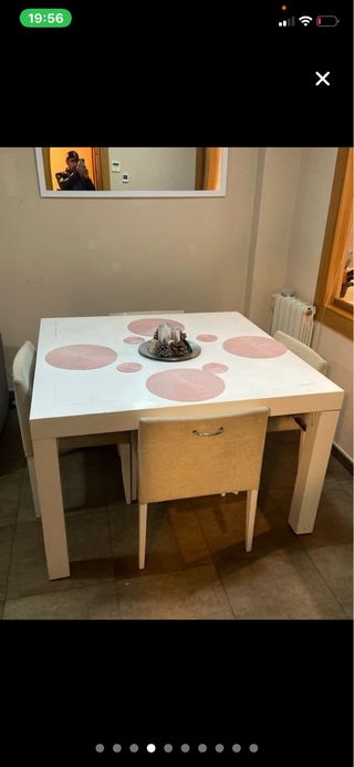 Mesa de comedor blanca con sillas