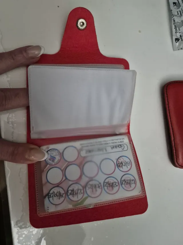 Tarjetero rojo, rosa y azul