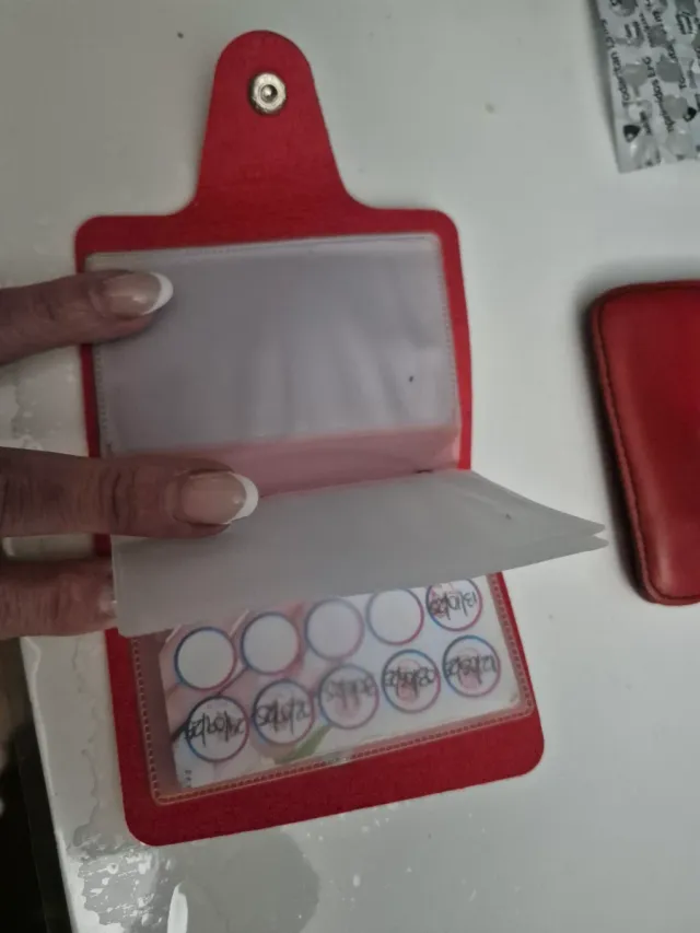 Tarjetero rojo, rosa y azul