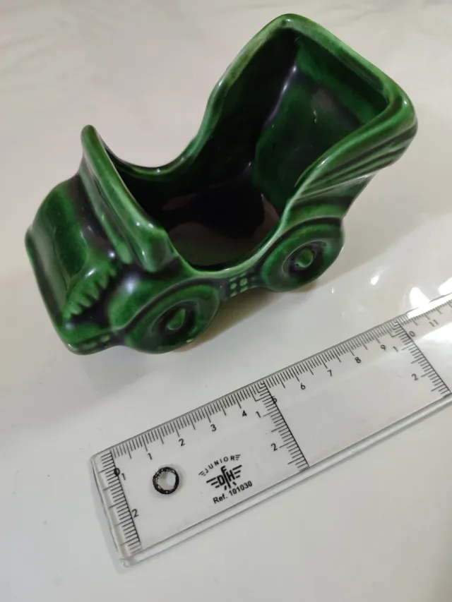 Figura verde estilo carroza vintage