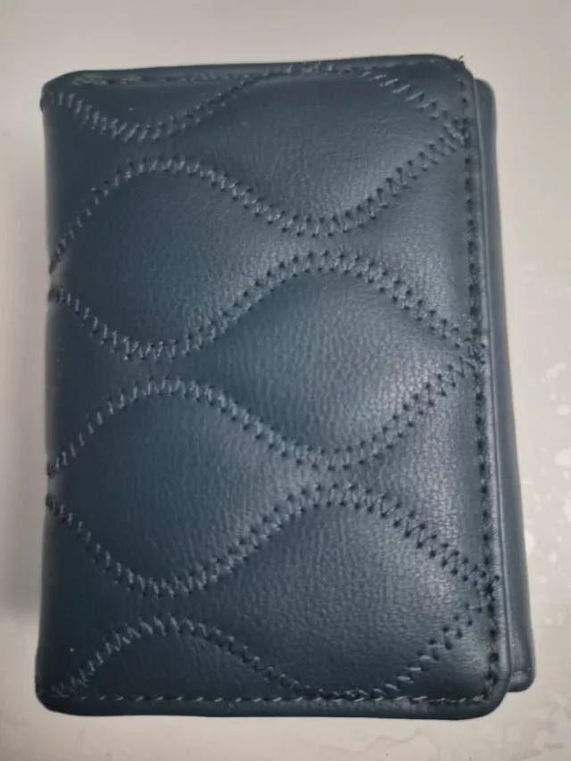 Cartera azul marino acolchada