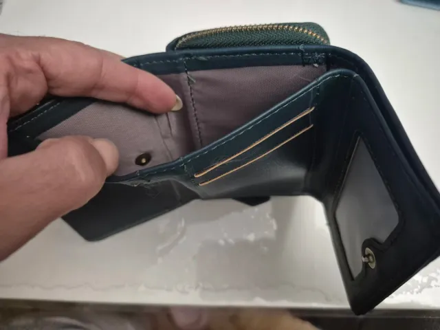 Cartera azul marino acolchada