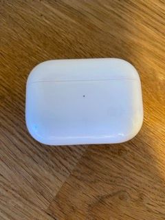 AirPods Pro 2ª Gen con funda morada