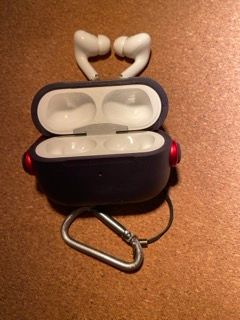 AirPods Pro 2ª Gen con funda morada