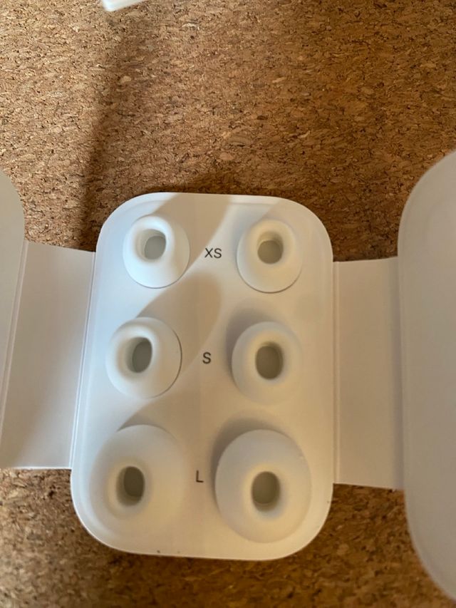 AirPods Pro 2ª Gen con funda morada
