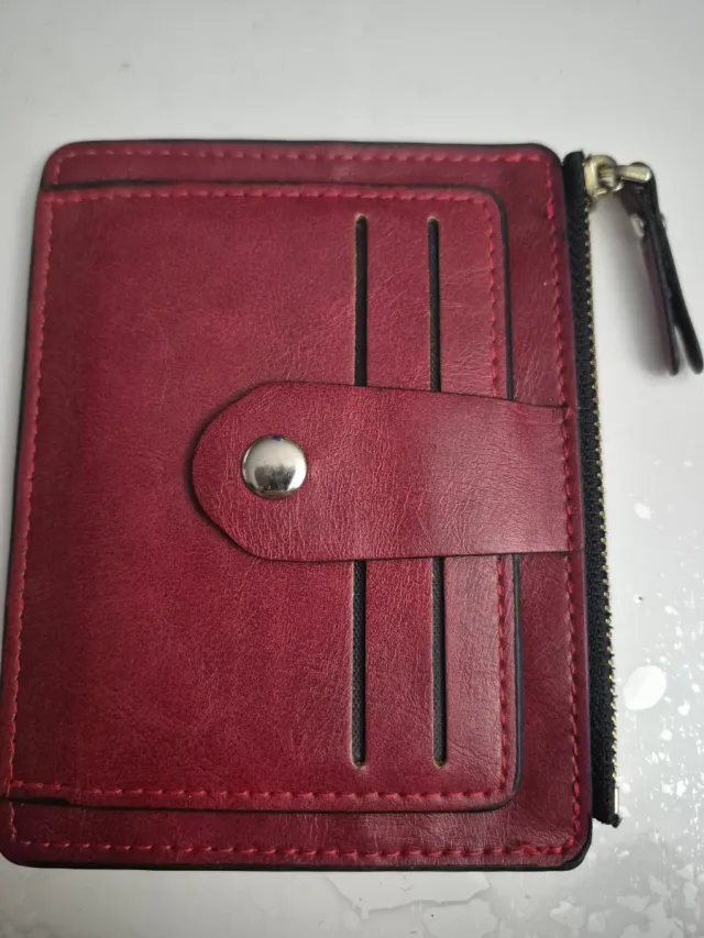 Cartera roja con cremallera y broche