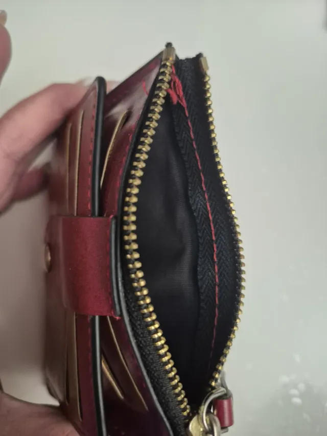 Cartera roja con cremallera y broche