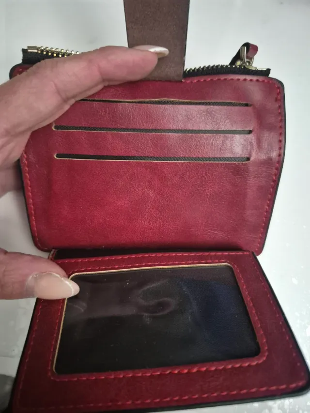 Cartera roja con cremallera y broche