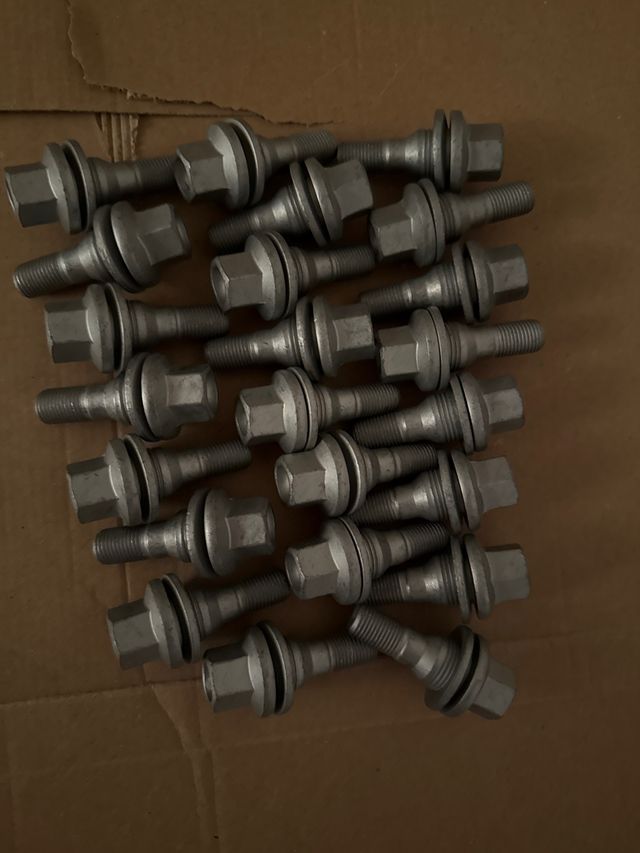 Tornillos rueda nuevos 1,5 euros unidad