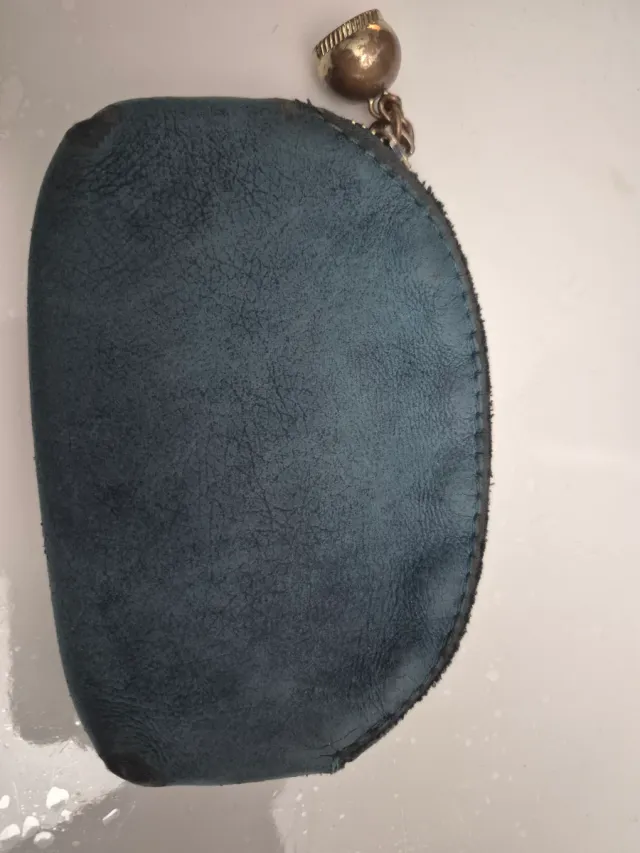 Monedero azul con detalle plateado