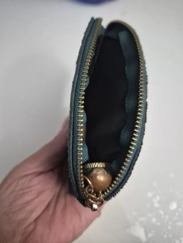 Monedero azul con detalle plateado