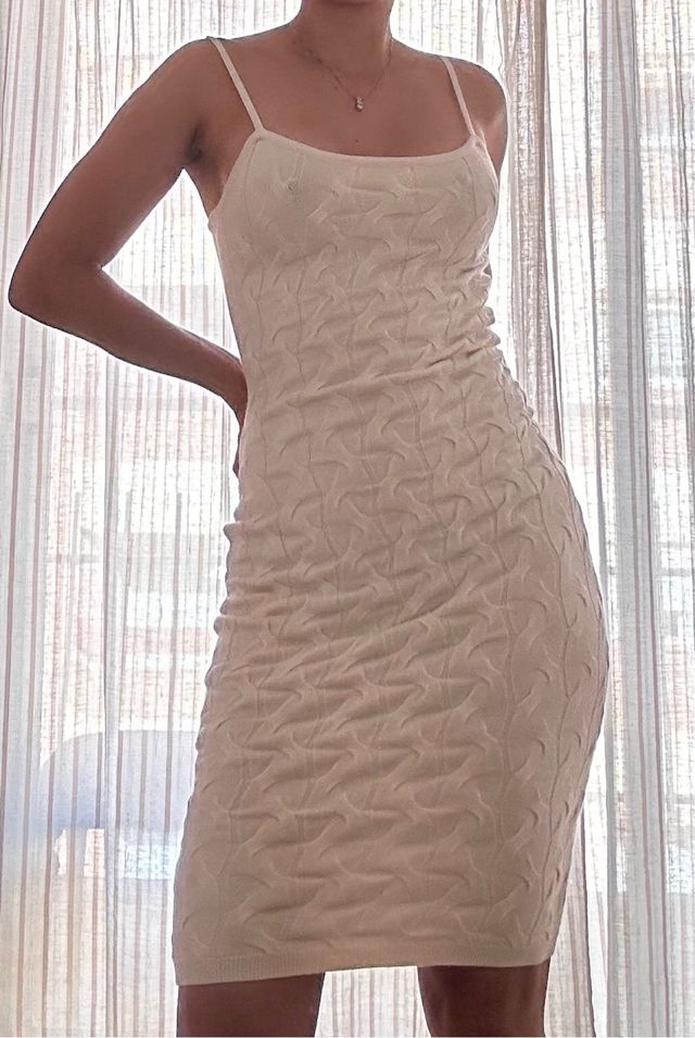 Vestido beige ajustado con tirantes