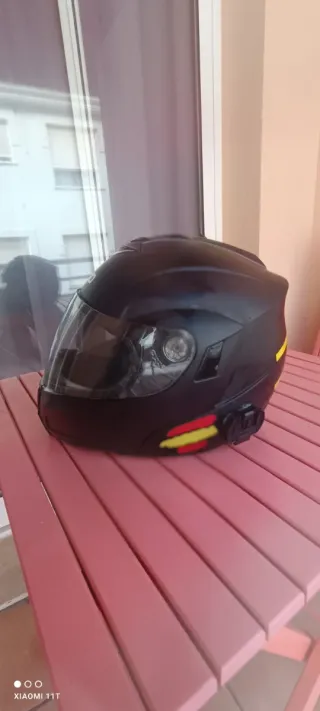 Casco de moto negro con visera también para el sol