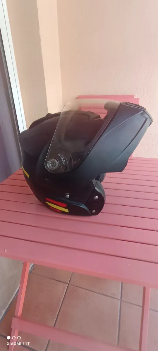 Casco de moto negro con visera también para el sol