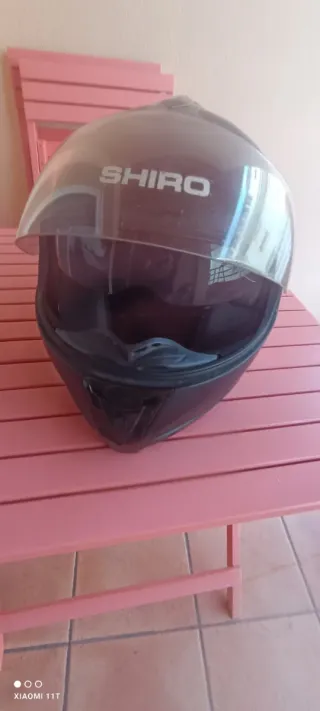 Casco de moto negro con visera también para el sol