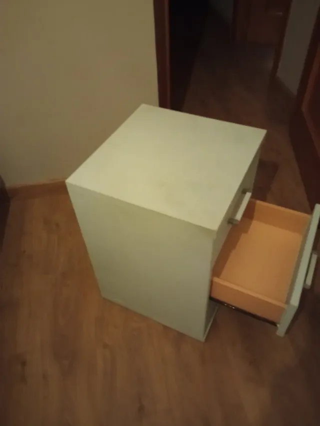 Mesita de noche 3 cajones madera