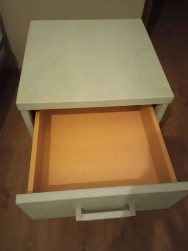 Mesita de noche 3 cajones madera