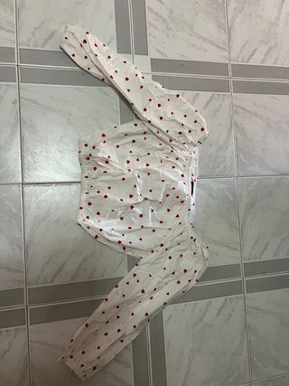 Blusa manga larga con corazones rojos