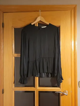 Camisa negra de raso con volantes