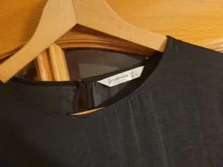 Camisa negra de raso con volantes