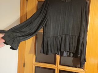 Camisa negra de raso con volantes