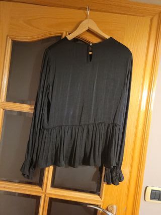 Camisa negra de raso con volantes
