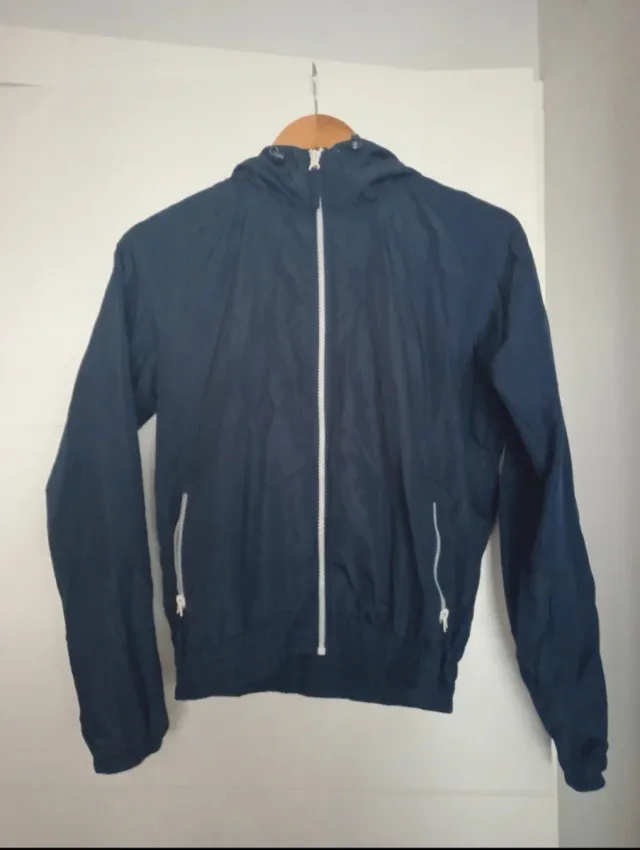 Chaqueta deportiva azul con capucha