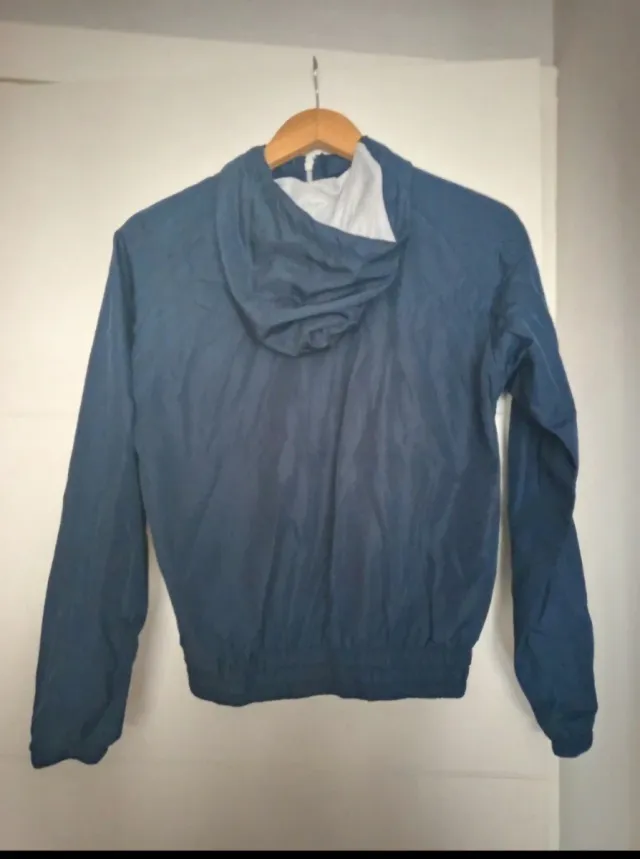 Chaqueta deportiva azul con capucha