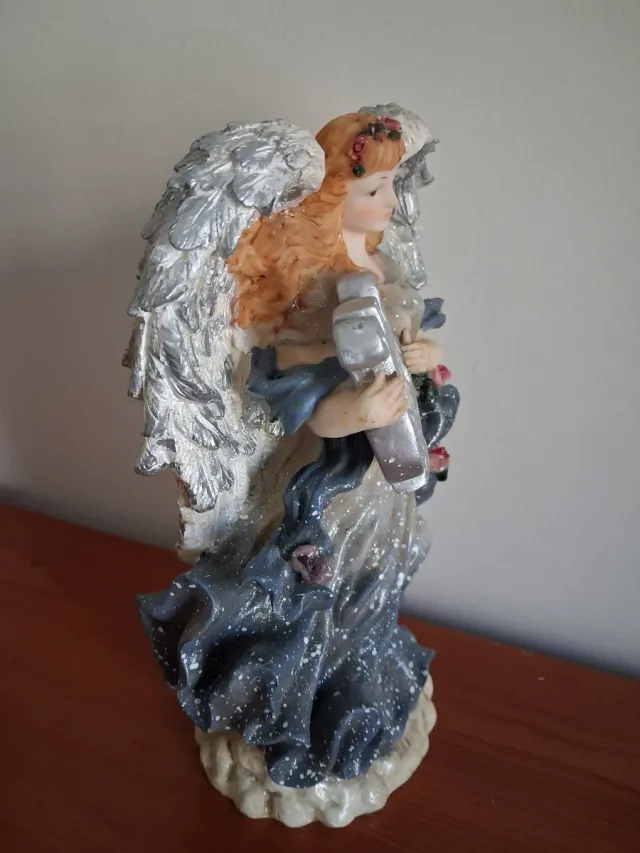 Angelo decorativo con arpa