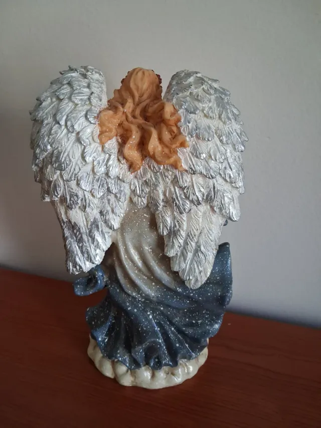 Angelo decorativo con arpa