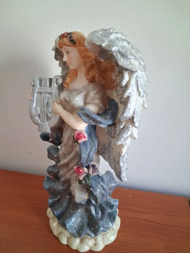 Angelo decorativo con arpa