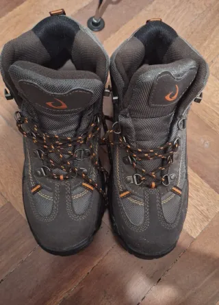 Botas de montaña marrones mujer.