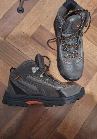 Botas de montaña marrones mujer.