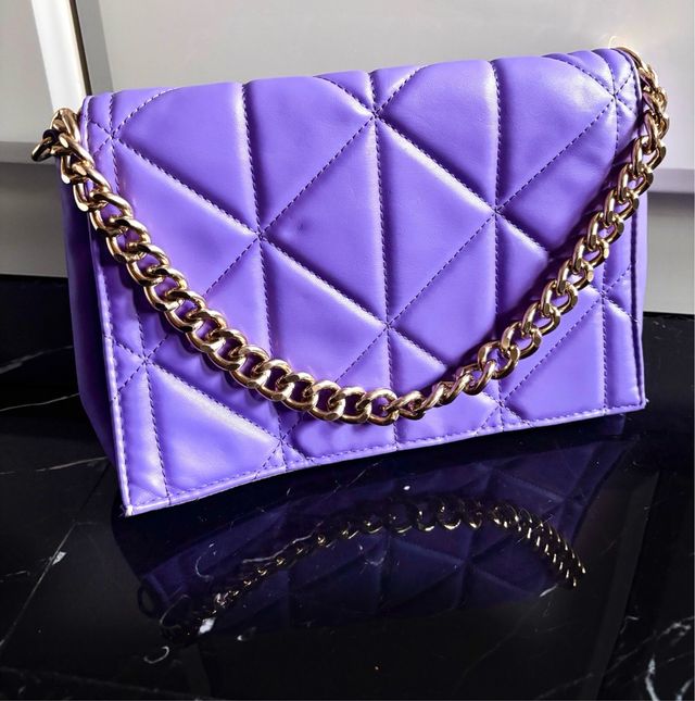 Borsa viola trapuntata con catena oro